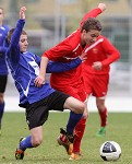 (c) 2011 - Fu�ball, Toto-Jugendliga, Akademie K�rnten U15 gegen Akademie Vorarlberg U15.  - Bild zeigt: Dennis Moser (Akademie Vorarlberg) und Patrick Unterlerchner (Akademie K�rnten)