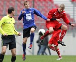 (c) 2011 - Fu�ball, Toto-Jugendliga, Akademie K�rnten U18 gegen Akademie Vorarlberg U18.  - Bild zeigt: Timo W�lbitsch (Akademie Vorarlberg) und Jonas Warmuth (Akademie K�rnten)