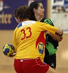 (c) 2011 - Handball, Bundesliga, Damen, Witasek Feldkirchen gegen Hypo Niedersterreich. - Bild zeigt: Gabriela Rotis-Nagy (Hypo) und Maria Musalem Araos (witasek) pressefotos, sportfoto, sportfotos, krnten, kaernten, pressefoto, oskar, hher, wolfgang, jannach, sport, wirtschaft, kultur, politik, innenpolitik, auenpolitik, lokal, chronik, fotos, fotografie, fotographie, canon, eos, 1d, mark IV, mark 4, fotopool, powerpixx, hherfoto, hoeherfoto, klagenfurt, villach, wolfsberg, spittal, feldkirchen, vlkermarkt, voelkermarkt, lienz, osttirol, hermagor, archiv, fotoarchiv, photo, photoarchiv, kleine, zeitung, kleinzeitung, ktz, krntner tages zeitung, krntner woche, krntner, woche, kronen zeitung, krone, kronen, zeitung, sportfotographie, sportfotografie, kurier, krntner monat, monatsmagazin, tageszeitung, wochenzeitung, gratiszeitung, fuball, fussball, eishockey, icehockey, tennis, basketball, handball, volleyball, beachvolleyball, schi, ski, ski alpin, ski nordisch, schi nordisch, nordisch, langlaufen, schispringen, skispringen, biathlon