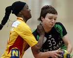 (c) 2011 - Handball, Bundesliga, Damen, Witasek Feldkirchen gegen Hypo Niedersterreich. - Bild zeigt: Francine de Moraes Cararo (Hypo) und Katja Cerenjak (witasek) pressefotos, sportfoto, sportfotos, krnten, kaernten, pressefoto, oskar, hher, wolfgang, jannach, sport, wirtschaft, kultur, politik, innenpolitik, auenpolitik, lokal, chronik, fotos, fotografie, fotographie, canon, eos, 1d, mark IV, mark 4, fotopool, powerpixx, hherfoto, hoeherfoto, klagenfurt, villach, wolfsberg, spittal, feldkirchen, vlkermarkt, voelkermarkt, lienz, osttirol, hermagor, archiv, fotoarchiv, photo, photoarchiv, kleine, zeitung, kleinzeitung, ktz, krntner tages zeitung, krntner woche, krntner, woche, kronen zeitung, krone, kronen, zeitung, sportfotographie, sportfotografie, kurier, krntner monat, monatsmagazin, tageszeitung, wochenzeitung, gratiszeitung, fuball, fussball, eishockey, icehockey, tennis, basketball, handball, volleyball, beachvolleyball, schi, ski, ski alpin, ski nordisch, schi nordisch, nordisch, langlaufen, schispringen, skispringen, biathlon