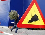 (c) 2012 - IKEA, Christbaumwerfen - Bild zeigt: Teilnehmer