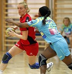 (c) 2011 - Handball, Bundesliga, Damen, Witasek Feldkirchen gegen Hypo Niedersterreich. - Bild zeigt: Kristina Mihic (Feldkirchen) und Francine De Moraes Cararo (Hypo) pressefotos, sportfoto, sportfotos, krnten, kaernten, pressefoto, oskar, hher, wolfgang, jannach, sport, wirtschaft, kultur, politik, innenpolitik, auenpolitik, lokal, chronik, fotos, fotografie, fotographie, canon, eos, 1d, mark IV, mark 4, fotopool, powerpixx, hherfoto, hoeherfoto, klagenfurt, villach, wolfsberg, spittal, feldkirchen, vlkermarkt, voelkermarkt, lienz, osttirol, hermagor, archiv, fotoarchiv, photo, photoarchiv, kleine, zeitung, kleinzeitung, ktz, krntner tages zeitung, krntner woche, krntner, woche, kronen zeitung, krone, kronen, zeitung, sportfotographie, sportfotografie, kurier, krntner monat, monatsmagazin, tageszeitung, wochenzeitung, gratiszeitung, fuball, fussball, eishockey, icehockey, tennis, basketball, handball, volleyball, beachvolleyball, schi, ski, ski alpin, ski nordisch, schi nordisch, nordisch, langlaufen, schispringen, skispringen, biathlon