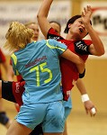 (c) 2011 - Handball, Bundesliga, Damen, Witasek Feldkirchen gegen Hypo Niedersterreich. - Bild zeigt: Ala Muschkowitz (Hypo) und Katja Cerenjak (Feldkirchen) pressefotos, sportfoto, sportfotos, krnten, kaernten, pressefoto, oskar, hher, wolfgang, jannach, sport, wirtschaft, kultur, politik, innenpolitik, auenpolitik, lokal, chronik, fotos, fotografie, fotographie, canon, eos, 1d, mark IV, mark 4, fotopool, powerpixx, hherfoto, hoeherfoto, klagenfurt, villach, wolfsberg, spittal, feldkirchen, vlkermarkt, voelkermarkt, lienz, osttirol, hermagor, archiv, fotoarchiv, photo, photoarchiv, kleine, zeitung, kleinzeitung, ktz, krntner tages zeitung, krntner woche, krntner, woche, kronen zeitung, krone, kronen, zeitung, sportfotographie, sportfotografie, kurier, krntner monat, monatsmagazin, tageszeitung, wochenzeitung, gratiszeitung, fuball, fussball, eishockey, icehockey, tennis, basketball, handball, volleyball, beachvolleyball, schi, ski, ski alpin, ski nordisch, schi nordisch, nordisch, langlaufen, schispringen, skispringen, biathlon