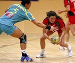 (c) 2011 - Handball, Bundesliga, Damen, Witasek Feldkirchen gegen Hypo Niedersterreich. - Bild zeigt: Daniela de Oliveira Piedae (Hypo) und Maria Musalem Araos (Feldkirchen) pressefotos, sportfoto, sportfotos, krnten, kaernten, pressefoto, oskar, hher, wolfgang, jannach, sport, wirtschaft, kultur, politik, innenpolitik, auenpolitik, lokal, chronik, fotos, fotografie, fotographie, canon, eos, 1d, mark IV, mark 4, fotopool, powerpixx, hherfoto, hoeherfoto, klagenfurt, villach, wolfsberg, spittal, feldkirchen, vlkermarkt, voelkermarkt, lienz, osttirol, hermagor, archiv, fotoarchiv, photo, photoarchiv, kleine, zeitung, kleinzeitung, ktz, krntner tages zeitung, krntner woche, krntner, woche, kronen zeitung, krone, kronen, zeitung, sportfotographie, sportfotografie, kurier, krntner monat, monatsmagazin, tageszeitung, wochenzeitung, gratiszeitung, fuball, fussball, eishockey, icehockey, tennis, basketball, handball, volleyball, beachvolleyball, schi, ski, ski alpin, ski nordisch, schi nordisch, nordisch, langlaufen, schispringen, skispringen, biathlon