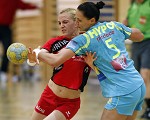 (c) 2011 - Handball, Bundesliga, Damen, Witasek Feldkirchen gegen Hypo Niedersterreich. - Bild zeigt: Kristina Mihic (Feldkirchen) und Daniela de Oliveire Piedade (Hypo) pressefotos, sportfoto, sportfotos, krnten, kaernten, pressefoto, oskar, hher, wolfgang, jannach, sport, wirtschaft, kultur, politik, innenpolitik, auenpolitik, lokal, chronik, fotos, fotografie, fotographie, canon, eos, 1d, mark IV, mark 4, fotopool, powerpixx, hherfoto, hoeherfoto, klagenfurt, villach, wolfsberg, spittal, feldkirchen, vlkermarkt, voelkermarkt, lienz, osttirol, hermagor, archiv, fotoarchiv, photo, photoarchiv, kleine, zeitung, kleinzeitung, ktz, krntner tages zeitung, krntner woche, krntner, woche, kronen zeitung, krone, kronen, zeitung, sportfotographie, sportfotografie, kurier, krntner monat, monatsmagazin, tageszeitung, wochenzeitung, gratiszeitung, fuball, fussball, eishockey, icehockey, tennis, basketball, handball, volleyball, beachvolleyball, schi, ski, ski alpin, ski nordisch, schi nordisch, nordisch, langlaufen, schispringen, skispringen, biathlon