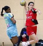 (c) 2011 - Handball, Bundesliga, Damen, Witasek Feldkirchen gegen Hypo Niedersterreich. - Bild zeigt: Francine de Moraes Cararo (Hypo) und Maria Musalem Araos (Feldkirchen) pressefotos, sportfoto, sportfotos, krnten, kaernten, pressefoto, oskar, hher, wolfgang, jannach, sport, wirtschaft, kultur, politik, innenpolitik, auenpolitik, lokal, chronik, fotos, fotografie, fotographie, canon, eos, 1d, mark IV, mark 4, fotopool, powerpixx, hherfoto, hoeherfoto, klagenfurt, villach, wolfsberg, spittal, feldkirchen, vlkermarkt, voelkermarkt, lienz, osttirol, hermagor, archiv, fotoarchiv, photo, photoarchiv, kleine, zeitung, kleinzeitung, ktz, krntner tages zeitung, krntner woche, krntner, woche, kronen zeitung, krone, kronen, zeitung, sportfotographie, sportfotografie, kurier, krntner monat, monatsmagazin, tageszeitung, wochenzeitung, gratiszeitung, fuball, fussball, eishockey, icehockey, tennis, basketball, handball, volleyball, beachvolleyball, schi, ski, ski alpin, ski nordisch, schi nordisch, nordisch, langlaufen, schispringen, skispringen, biathlon