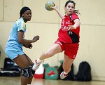 (c) 2011 - Handball, Bundesliga, Damen, Witasek Feldkirchen gegen Hypo Niedersterreich. - Bild zeigt: Francine De Moraes Cararo (Hypo) und Linda Kircher (Feldkirchen) pressefotos, sportfoto, sportfotos, krnten, kaernten, pressefoto, oskar, hher, wolfgang, jannach, sport, wirtschaft, kultur, politik, innenpolitik, auenpolitik, lokal, chronik, fotos, fotografie, fotographie, canon, eos, 1d, mark IV, mark 4, fotopool, powerpixx, hherfoto, hoeherfoto, klagenfurt, villach, wolfsberg, spittal, feldkirchen, vlkermarkt, voelkermarkt, lienz, osttirol, hermagor, archiv, fotoarchiv, photo, photoarchiv, kleine, zeitung, kleinzeitung, ktz, krntner tages zeitung, krntner woche, krntner, woche, kronen zeitung, krone, kronen, zeitung, sportfotographie, sportfotografie, kurier, krntner monat, monatsmagazin, tageszeitung, wochenzeitung, gratiszeitung, fuball, fussball, eishockey, icehockey, tennis, basketball, handball, volleyball, beachvolleyball, schi, ski, ski alpin, ski nordisch, schi nordisch, nordisch, langlaufen, schispringen, skispringen, biathlon