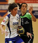 (c) 2011 - Handball, Bundesliga, Damen, Witasek Feldkirchen gegen SW Feldkirch. - Bild zeigt: Lesley Webb (Feldkirch) und Maria Musalem Araos (Feldkirchen) pressefotos, sportfoto, sportfotos, krnten, kaernten, pressefoto, oskar, hher, wolfgang, jannach, sport, wirtschaft, kultur, politik, innenpolitik, auenpolitik, lokal, chronik, fotos, fotografie, fotographie, canon, eos, 1d, mark IV, mark 4, fotopool, powerpixx, hherfoto, hoeherfoto, klagenfurt, villach, wolfsberg, spittal, feldkirchen, vlkermarkt, voelkermarkt, lienz, osttirol, hermagor, archiv, fotoarchiv, photo, photoarchiv, kleine, zeitung, kleinzeitung, ktz, krntner tages zeitung, krntner woche, krntner, woche, kronen zeitung, krone, kronen, zeitung, sportfotographie, sportfotografie, kurier, krntner monat, monatsmagazin, tageszeitung, wochenzeitung, gratiszeitung, fuball, fussball, eishockey, icehockey, tennis, basketball, handball, volleyball, beachvolleyball, schi, ski, ski alpin, ski nordisch, schi nordisch, nordisch, langlaufen, schispringen, skispringen, biathlon