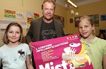 (c) 2010 - Wirtschaftskammer Krnten, Abfall- und Abwasserwirtschaft, Fototermin Mist and More, Volksschule St. Ursula. - Bild zeigt: Helmut Rom (Rom Entsorgung) und Schler der Volksschule St. Ursula pressefotos, sportfoto, sportfotos, krnten, kaernten, pressefoto, oskar, hher, wolfgang, jannach, sport, wirtschaft, kultur, politik, innenpolitik, auenpolitik, lokal, chronik, fotos, fotografie, fotographie, canon, eos, 1d, mark IV, mark 4, fotopool, powerpixx, hherfoto, hoeherfoto, klagenfurt, villach, wolfsberg, spittal, feldkirchen, vlkermarkt, voelkermarkt, lienz, osttirol, hermagor, archiv, fotoarchiv, photo, photoarchiv, kleine, zeitung, kleinzeitung, ktz, krntner tages zeitung, krntner woche, krntner, woche, kronen zeitung, krone, kronen, zeitung, sportfotographie, sportfotografie, kurier, krntner monat, monatsmagazin, tageszeitung, wochenzeitung, gratiszeitung, fuball, fussball, eishockey, icehockey, tennis, basketball, handball, volleyball, beachvolleyball, schi, ski, ski alpin, ski nordisch, schi nordisch, nordisch, langlaufen, schispringen, skispringen, biathlon