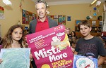 (c) 2010 - Wirtschaftskammer Krnten, Abfall- und Abwasserwirtschaft, Fototermin Mist and More, Volksschule St. Ursula. - Bild zeigt: Wolfgang Koch (KAB) und Schler der Volksschule St. Ursula pressefotos, sportfoto, sportfotos, krnten, kaernten, pressefoto, oskar, hher, wolfgang, jannach, sport, wirtschaft, kultur, politik, innenpolitik, auenpolitik, lokal, chronik, fotos, fotografie, fotographie, canon, eos, 1d, mark IV, mark 4, fotopool, powerpixx, hherfoto, hoeherfoto, klagenfurt, villach, wolfsberg, spittal, feldkirchen, vlkermarkt, voelkermarkt, lienz, osttirol, hermagor, archiv, fotoarchiv, photo, photoarchiv, kleine, zeitung, kleinzeitung, ktz, krntner tages zeitung, krntner woche, krntner, woche, kronen zeitung, krone, kronen, zeitung, sportfotographie, sportfotografie, kurier, krntner monat, monatsmagazin, tageszeitung, wochenzeitung, gratiszeitung, fuball, fussball, eishockey, icehockey, tennis, basketball, handball, volleyball, beachvolleyball, schi, ski, ski alpin, ski nordisch, schi nordisch, nordisch, langlaufen, schispringen, skispringen, biathlon