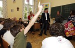 (c) 2010 - Wirtschaftskammer Krnten, Abfall- und Abwasserwirtschaft, Fototermin Mist and More, Volksschule St. Ursula. - Bild zeigt: Oskar Preinig (Gojer), Helmut Rom (Rom Entsorgung) und Schler der Volksschule St. Ursula pressefotos, sportfoto, sportfotos, krnten, kaernten, pressefoto, oskar, hher, wolfgang, jannach, sport, wirtschaft, kultur, politik, innenpolitik, auenpolitik, lokal, chronik, fotos, fotografie, fotographie, canon, eos, 1d, mark IV, mark 4, fotopool, powerpixx, hherfoto, hoeherfoto, klagenfurt, villach, wolfsberg, spittal, feldkirchen, vlkermarkt, voelkermarkt, lienz, osttirol, hermagor, archiv, fotoarchiv, photo, photoarchiv, kleine, zeitung, kleinzeitung, ktz, krntner tages zeitung, krntner woche, krntner, woche, kronen zeitung, krone, kronen, zeitung, sportfotographie, sportfotografie, kurier, krntner monat, monatsmagazin, tageszeitung, wochenzeitung, gratiszeitung, fuball, fussball, eishockey, icehockey, tennis, basketball, handball, volleyball, beachvolleyball, schi, ski, ski alpin, ski nordisch, schi nordisch, nordisch, langlaufen, schispringen, skispringen, biathlon