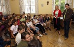 (c) 2010 - Wirtschaftskammer Krnten, Abfall- und Abwasserwirtschaft, Fototermin Mist and More, Volksschule St. Ursula. - Bild zeigt: Kurt Plassnig (ASA) mit Schlern der Volksschule St. Ursula pressefotos, sportfoto, sportfotos, krnten, kaernten, pressefoto, oskar, hher, wolfgang, jannach, sport, wirtschaft, kultur, politik, innenpolitik, auenpolitik, lokal, chronik, fotos, fotografie, fotographie, canon, eos, 1d, mark IV, mark 4, fotopool, powerpixx, hherfoto, hoeherfoto, klagenfurt, villach, wolfsberg, spittal, feldkirchen, vlkermarkt, voelkermarkt, lienz, osttirol, hermagor, archiv, fotoarchiv, photo, photoarchiv, kleine, zeitung, kleinzeitung, ktz, krntner tages zeitung, krntner woche, krntner, woche, kronen zeitung, krone, kronen, zeitung, sportfotographie, sportfotografie, kurier, krntner monat, monatsmagazin, tageszeitung, wochenzeitung, gratiszeitung, fuball, fussball, eishockey, icehockey, tennis, basketball, handball, volleyball, beachvolleyball, schi, ski, ski alpin, ski nordisch, schi nordisch, nordisch, langlaufen, schispringen, skispringen, biathlon