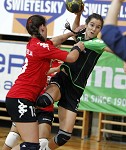 Handball, Europacup, SG witasek Kaernten vs. WHC Biseri Pljevlja, im Bild Marija Kaludjerovic (WHS Biseri) und Maria Eugenia Musalem Araos (SG Witasek) pressefotos, sportfoto, sportfotos, krnten, kaernten, pressefoto, oskar, hher, wolfgang, jannach, sport, wirtschaft, kultur, politik, innenpolitik, auenpolitik, lokal, chronik, fotos, fotografie, fotographie, canon, eos, 1d, mark IV, mark 4, fotopool, powerpixx, hherfoto, hoeherfoto, klagenfurt, villach, wolfsberg, spittal, feldkirchen, vlkermarkt, voelkermarkt, lienz, osttirol, hermagor, archiv, fotoarchiv, photo, photoarchiv, kleine, zeitung, kleinzeitung, ktz, krntner tages zeitung, krntner woche, krntner, woche, kronen zeitung, krone, kronen, zeitung, sportfotographie, sportfotografie, kurier, krntner monat, monatsmagazin, tageszeitung, wochenzeitung, gratiszeitung, fuball, fussball, eishockey, icehockey, tennis, basketball, handball, volleyball, beachvolleyball, schi, ski, ski alpin, ski nordisch, schi nordisch, nordisch, langlaufen, schispringen, skispringen, biathlon