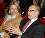 Raiffeisen Capital Management. Kunden-Roadshow Kaernten zum Thema Kapitalmaerkte: Wirklichkeit und Zukunft. Bild zeigt v.l. Dr. Karin Kneissl (Nahost- und Oelexpertin) und Bereichsleiter Mag. Guenther Schmitt (Raiffeisen Capital Management). pressefotos, sportfoto, sportfotos, krnten, kaernten, pressefoto, oskar, hher, wolfgang, jannach, sport, wirtschaft, kultur, politik, innenpolitik, auenpolitik, lokal, chronik, fotos, fotografie, fotographie, canon, eos, 1d, mark IV, mark 4, fotopool, powerpixx, hherfoto, hoeherfoto, klagenfurt, villach, wolfsberg, spittal, feldkirchen, vlkermarkt, voelkermarkt, lienz, osttirol, hermagor, archiv, fotoarchiv, photo, photoarchiv, kleine, zeitung, kleinzeitung, ktz, krntner tages zeitung, krntner woche, krntner, woche, kronen zeitung, krone, kronen, zeitung, sportfotographie, sportfotografie, kurier, krntner monat, monatsmagazin, tageszeitung, wochenzeitung, gratiszeitung, fuball, fussball, eishockey, icehockey, tennis, basketball, handball, volleyball, beachvolleyball, schi, ski, ski alpin, ski nordisch, schi nordisch, nordisch, langlaufen, schispringen, skispringen, biathlon