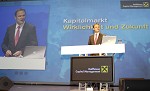 Raiffeisen Capital Management. Kunden-Roadshow Kaernten zum Thema Kapitalmaerkte: Wirklichkeit und Zukunft. Bild zeigt Wirtschaftsjournalist Florian Fischer-Fabian (Bayerischer Rundfunk). pressefotos, sportfoto, sportfotos, krnten, kaernten, pressefoto, oskar, hher, wolfgang, jannach, sport, wirtschaft, kultur, politik, innenpolitik, auenpolitik, lokal, chronik, fotos, fotografie, fotographie, canon, eos, 1d, mark IV, mark 4, fotopool, powerpixx, hherfoto, hoeherfoto, klagenfurt, villach, wolfsberg, spittal, feldkirchen, vlkermarkt, voelkermarkt, lienz, osttirol, hermagor, archiv, fotoarchiv, photo, photoarchiv, kleine, zeitung, kleinzeitung, ktz, krntner tages zeitung, krntner woche, krntner, woche, kronen zeitung, krone, kronen, zeitung, sportfotographie, sportfotografie, kurier, krntner monat, monatsmagazin, tageszeitung, wochenzeitung, gratiszeitung, fuball, fussball, eishockey, icehockey, tennis, basketball, handball, volleyball, beachvolleyball, schi, ski, ski alpin, ski nordisch, schi nordisch, nordisch, langlaufen, schispringen, skispringen, biathlon