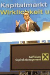 Raiffeisen Capital Management. Kunden-Roadshow Kaernten zum Thema Kapitalmaerkte: Wirklichkeit und Zukunft. Bild zeigt Wirtschaftsjournalist Florian Fischer-Fabian (Bayerischer Rundfunk). pressefotos, sportfoto, sportfotos, krnten, kaernten, pressefoto, oskar, hher, wolfgang, jannach, sport, wirtschaft, kultur, politik, innenpolitik, auenpolitik, lokal, chronik, fotos, fotografie, fotographie, canon, eos, 1d, mark IV, mark 4, fotopool, powerpixx, hherfoto, hoeherfoto, klagenfurt, villach, wolfsberg, spittal, feldkirchen, vlkermarkt, voelkermarkt, lienz, osttirol, hermagor, archiv, fotoarchiv, photo, photoarchiv, kleine, zeitung, kleinzeitung, ktz, krntner tages zeitung, krntner woche, krntner, woche, kronen zeitung, krone, kronen, zeitung, sportfotographie, sportfotografie, kurier, krntner monat, monatsmagazin, tageszeitung, wochenzeitung, gratiszeitung, fuball, fussball, eishockey, icehockey, tennis, basketball, handball, volleyball, beachvolleyball, schi, ski, ski alpin, ski nordisch, schi nordisch, nordisch, langlaufen, schispringen, skispringen, biathlon