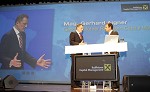 Raiffeisen Capital Management. Kunden-Roadshow Kaernten zum Thema Kapitalmaerkte: Wirklichkeit und Zukunft. Bild zeigt v.l. Geschaeftsfuehrer Mag. Gerhard Aigner (Raiffeisen Capital Management) und Wirtschaftsjournalist Florian Fischer-Fabian (Bayerischer Rundfunk). pressefotos, sportfoto, sportfotos, krnten, kaernten, pressefoto, oskar, hher, wolfgang, jannach, sport, wirtschaft, kultur, politik, innenpolitik, auenpolitik, lokal, chronik, fotos, fotografie, fotographie, canon, eos, 1d, mark IV, mark 4, fotopool, powerpixx, hherfoto, hoeherfoto, klagenfurt, villach, wolfsberg, spittal, feldkirchen, vlkermarkt, voelkermarkt, lienz, osttirol, hermagor, archiv, fotoarchiv, photo, photoarchiv, kleine, zeitung, kleinzeitung, ktz, krntner tages zeitung, krntner woche, krntner, woche, kronen zeitung, krone, kronen, zeitung, sportfotographie, sportfotografie, kurier, krntner monat, monatsmagazin, tageszeitung, wochenzeitung, gratiszeitung, fuball, fussball, eishockey, icehockey, tennis, basketball, handball, volleyball, beachvolleyball, schi, ski, ski alpin, ski nordisch, schi nordisch, nordisch, langlaufen, schispringen, skispringen, biathlon