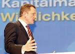 Raiffeisen Capital Management. Kunden-Roadshow Kaernten zum Thema Kapitalmaerkte: Wirklichkeit und Zukunft. Bild zeigt Geschaeftsfuehrer Mag. Gerhard Aigner (Raiffeisen Capital Management). pressefotos, sportfoto, sportfotos, krnten, kaernten, pressefoto, oskar, hher, wolfgang, jannach, sport, wirtschaft, kultur, politik, innenpolitik, auenpolitik, lokal, chronik, fotos, fotografie, fotographie, canon, eos, 1d, mark IV, mark 4, fotopool, powerpixx, hherfoto, hoeherfoto, klagenfurt, villach, wolfsberg, spittal, feldkirchen, vlkermarkt, voelkermarkt, lienz, osttirol, hermagor, archiv, fotoarchiv, photo, photoarchiv, kleine, zeitung, kleinzeitung, ktz, krntner tages zeitung, krntner woche, krntner, woche, kronen zeitung, krone, kronen, zeitung, sportfotographie, sportfotografie, kurier, krntner monat, monatsmagazin, tageszeitung, wochenzeitung, gratiszeitung, fuball, fussball, eishockey, icehockey, tennis, basketball, handball, volleyball, beachvolleyball, schi, ski, ski alpin, ski nordisch, schi nordisch, nordisch, langlaufen, schispringen, skispringen, biathlon