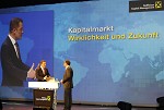 Raiffeisen Capital Management. Kunden-Roadshow Kaernten zum Thema Kapitalmaerkte: Wirklichkeit und Zukunft. Bild zeigt v.l. Geschaeftsfuehrer Mag. Gerhard Aigner (Raiffeisen Capital Management) und Wirtschaftsjournalist Florian Fischer-Fabian (Bayerischer Rundfunk). pressefotos, sportfoto, sportfotos, krnten, kaernten, pressefoto, oskar, hher, wolfgang, jannach, sport, wirtschaft, kultur, politik, innenpolitik, auenpolitik, lokal, chronik, fotos, fotografie, fotographie, canon, eos, 1d, mark IV, mark 4, fotopool, powerpixx, hherfoto, hoeherfoto, klagenfurt, villach, wolfsberg, spittal, feldkirchen, vlkermarkt, voelkermarkt, lienz, osttirol, hermagor, archiv, fotoarchiv, photo, photoarchiv, kleine, zeitung, kleinzeitung, ktz, krntner tages zeitung, krntner woche, krntner, woche, kronen zeitung, krone, kronen, zeitung, sportfotographie, sportfotografie, kurier, krntner monat, monatsmagazin, tageszeitung, wochenzeitung, gratiszeitung, fuball, fussball, eishockey, icehockey, tennis, basketball, handball, volleyball, beachvolleyball, schi, ski, ski alpin, ski nordisch, schi nordisch, nordisch, langlaufen, schispringen, skispringen, biathlon