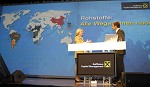 Raiffeisen Capital Management. Kunden-Roadshow Kaernten zum Thema Kapitalmaerkte: Wirklichkeit und Zukunft. Bild zeigt v.l. Dr. Karin Kneissl (Nahost- und Oelexpertin) und Wirtschaftsjournalist Florian Fischer-Fabian (Bayerischer Rundfunk). pressefotos, sportfoto, sportfotos, krnten, kaernten, pressefoto, oskar, hher, wolfgang, jannach, sport, wirtschaft, kultur, politik, innenpolitik, auenpolitik, lokal, chronik, fotos, fotografie, fotographie, canon, eos, 1d, mark IV, mark 4, fotopool, powerpixx, hherfoto, hoeherfoto, klagenfurt, villach, wolfsberg, spittal, feldkirchen, vlkermarkt, voelkermarkt, lienz, osttirol, hermagor, archiv, fotoarchiv, photo, photoarchiv, kleine, zeitung, kleinzeitung, ktz, krntner tages zeitung, krntner woche, krntner, woche, kronen zeitung, krone, kronen, zeitung, sportfotographie, sportfotografie, kurier, krntner monat, monatsmagazin, tageszeitung, wochenzeitung, gratiszeitung, fuball, fussball, eishockey, icehockey, tennis, basketball, handball, volleyball, beachvolleyball, schi, ski, ski alpin, ski nordisch, schi nordisch, nordisch, langlaufen, schispringen, skispringen, biathlon