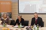 ESG-Kooperation mit Frauenhaus Villach. ESG Schlsselbergabe an das Frauenhaus Villach fr eine kostenlose Wohnung. Im Bild v.l. MMag. Kathrin Reiner (Geschftfhrerin der Villacher Frauenhuser), Mag.a Hilde Schaumberger (Stadtrtin Villach) und Dr. Gerhard Schuster (BUWOG-Geschftsfhrer). pressefotos, sportfoto, sportfotos, krnten, kaernten, pressefoto, oskar, hher, wolfgang, jannach, sport, wirtschaft, kultur, politik, innenpolitik, auenpolitik, lokal, chronik, fotos, fotografie, fotographie, canon, eos, 1d, mark IV, mark 4, fotopool, powerpixx, hherfoto, hoeherfoto, klagenfurt, villach, wolfsberg, spittal, feldkirchen, vlkermarkt, voelkermarkt, lienz, osttirol, hermagor, archiv, fotoarchiv, photo, photoarchiv, kleine, zeitung, kleinzeitung, ktz, krntner tages zeitung, krntner woche, krntner, woche, kronen zeitung, krone, kronen, zeitung, sportfotographie, sportfotografie, kurier, krntner monat, monatsmagazin, tageszeitung, wochenzeitung, gratiszeitung, fuball, fussball, eishockey, icehockey, tennis, basketball, handball, volleyball, beachvolleyball, schi, ski, ski alpin, ski nordisch, schi nordisch, nordisch, langlaufen, schispringen, skispringen, biathlon