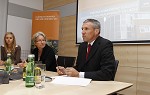 ESG-Kooperation mit Frauenhaus Villach. ESG Schlsselbergabe an das Frauenhaus Villach fr eine kostenlose Wohnung. Im Bild v.l. MMag. Kathrin Reiner (Geschftfhrerin der Villacher Frauenhuser), Mag.a Hilde Schaumberger (Stadtrtin Villach) und Dr. Gerhard Schuster (BUWOG-Geschftsfhrer). pressefotos, sportfoto, sportfotos, krnten, kaernten, pressefoto, oskar, hher, wolfgang, jannach, sport, wirtschaft, kultur, politik, innenpolitik, auenpolitik, lokal, chronik, fotos, fotografie, fotographie, canon, eos, 1d, mark IV, mark 4, fotopool, powerpixx, hherfoto, hoeherfoto, klagenfurt, villach, wolfsberg, spittal, feldkirchen, vlkermarkt, voelkermarkt, lienz, osttirol, hermagor, archiv, fotoarchiv, photo, photoarchiv, kleine, zeitung, kleinzeitung, ktz, krntner tages zeitung, krntner woche, krntner, woche, kronen zeitung, krone, kronen, zeitung, sportfotographie, sportfotografie, kurier, krntner monat, monatsmagazin, tageszeitung, wochenzeitung, gratiszeitung, fuball, fussball, eishockey, icehockey, tennis, basketball, handball, volleyball, beachvolleyball, schi, ski, ski alpin, ski nordisch, schi nordisch, nordisch, langlaufen, schispringen, skispringen, biathlon