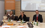 ESG-Kooperation mit Frauenhaus Villach. ESG Schlsselbergabe an das Frauenhaus Villach fr eine kostenlose Wohnung. Im Bild v.l. MMag. Kathrin Reiner (Geschftfhrerin der Villacher Frauenhuser), Mag.a Hilde Schaumberger (Stadtrtin Villach) und Dr. Gerhard Schuster (BUWOG-Geschftsfhrer). pressefotos, sportfoto, sportfotos, krnten, kaernten, pressefoto, oskar, hher, wolfgang, jannach, sport, wirtschaft, kultur, politik, innenpolitik, auenpolitik, lokal, chronik, fotos, fotografie, fotographie, canon, eos, 1d, mark IV, mark 4, fotopool, powerpixx, hherfoto, hoeherfoto, klagenfurt, villach, wolfsberg, spittal, feldkirchen, vlkermarkt, voelkermarkt, lienz, osttirol, hermagor, archiv, fotoarchiv, photo, photoarchiv, kleine, zeitung, kleinzeitung, ktz, krntner tages zeitung, krntner woche, krntner, woche, kronen zeitung, krone, kronen, zeitung, sportfotographie, sportfotografie, kurier, krntner monat, monatsmagazin, tageszeitung, wochenzeitung, gratiszeitung, fuball, fussball, eishockey, icehockey, tennis, basketball, handball, volleyball, beachvolleyball, schi, ski, ski alpin, ski nordisch, schi nordisch, nordisch, langlaufen, schispringen, skispringen, biathlon