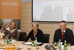 ESG-Kooperation mit Frauenhaus Villach. ESG Schlsselbergabe an das Frauenhaus Villach fr eine kostenlose Wohnung. Im Bild v.l. MMag. Kathrin Reiner (Geschftfhrerin der Villacher Frauenhuser), Mag.a Hilde Schaumberger (Stadtrtin Villach) und Dr. Gerhard Schuster (BUWOG-Geschftsfhrer). pressefotos, sportfoto, sportfotos, krnten, kaernten, pressefoto, oskar, hher, wolfgang, jannach, sport, wirtschaft, kultur, politik, innenpolitik, auenpolitik, lokal, chronik, fotos, fotografie, fotographie, canon, eos, 1d, mark IV, mark 4, fotopool, powerpixx, hherfoto, hoeherfoto, klagenfurt, villach, wolfsberg, spittal, feldkirchen, vlkermarkt, voelkermarkt, lienz, osttirol, hermagor, archiv, fotoarchiv, photo, photoarchiv, kleine, zeitung, kleinzeitung, ktz, krntner tages zeitung, krntner woche, krntner, woche, kronen zeitung, krone, kronen, zeitung, sportfotographie, sportfotografie, kurier, krntner monat, monatsmagazin, tageszeitung, wochenzeitung, gratiszeitung, fuball, fussball, eishockey, icehockey, tennis, basketball, handball, volleyball, beachvolleyball, schi, ski, ski alpin, ski nordisch, schi nordisch, nordisch, langlaufen, schispringen, skispringen, biathlon