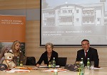 ESG-Kooperation mit Frauenhaus Villach. ESG Schlsselbergabe an das Frauenhaus Villach fr eine kostenlose Wohnung. Im Bild MMag. Kathrin Reiner (Geschftfhrerin der Villacher Frauenhuser), Mag.a Hilde Schaumberger (Stadtrtin Villach) und Dr. Gerhard Schuster (BUWOG-Geschftsfhrer) pressefotos, sportfoto, sportfotos, krnten, kaernten, pressefoto, oskar, hher, wolfgang, jannach, sport, wirtschaft, kultur, politik, innenpolitik, auenpolitik, lokal, chronik, fotos, fotografie, fotographie, canon, eos, 1d, mark IV, mark 4, fotopool, powerpixx, hherfoto, hoeherfoto, klagenfurt, villach, wolfsberg, spittal, feldkirchen, vlkermarkt, voelkermarkt, lienz, osttirol, hermagor, archiv, fotoarchiv, photo, photoarchiv, kleine, zeitung, kleinzeitung, ktz, krntner tages zeitung, krntner woche, krntner, woche, kronen zeitung, krone, kronen, zeitung, sportfotographie, sportfotografie, kurier, krntner monat, monatsmagazin, tageszeitung, wochenzeitung, gratiszeitung, fuball, fussball, eishockey, icehockey, tennis, basketball, handball, volleyball, beachvolleyball, schi, ski, ski alpin, ski nordisch, schi nordisch, nordisch, langlaufen, schispringen, skispringen, biathlon