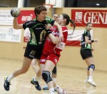 Handball, Cup Halbfinale, SG Witasek Kaernten vs. Hypo NOe 1,  im Bild Katja Cerenjak (SG Witasek) und Martina Goricanec (Hypo NOe1) pressefotos, sportfoto, sportfotos, krnten, kaernten, pressefoto, oskar, hher, wolfgang, jannach, sport, wirtschaft, kultur, politik, innenpolitik, auenpolitik, lokal, chronik, fotos, fotografie, fotographie, canon, eos, 1d, mark IV, mark 4, fotopool, powerpixx, hherfoto, hoeherfoto, klagenfurt, villach, wolfsberg, spittal, feldkirchen, vlkermarkt, voelkermarkt, lienz, osttirol, hermagor, archiv, fotoarchiv, photo, photoarchiv, kleine, zeitung, kleinzeitung, ktz, krntner tages zeitung, krntner woche, krntner, woche, kronen zeitung, krone, kronen, zeitung, sportfotographie, sportfotografie, kurier, krntner monat, monatsmagazin, tageszeitung, wochenzeitung, gratiszeitung, fuball, fussball, eishockey, icehockey, tennis, basketball, handball, volleyball, beachvolleyball, schi, ski, ski alpin, ski nordisch, schi nordisch, nordisch, langlaufen, schispringen, skispringen, biathlon