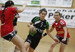 Handball, WHA, SG Witasek Krnten vs SSV Dornbirn. Bild zeigt: Maria Eugenia Musalem Araos (SG Witasek) und Michaela Lindner (SSV Dornbirn) pressefotos, sportfoto, sportfotos, krnten, kaernten, pressefoto, oskar, hher, wolfgang, jannach, sport, wirtschaft, kultur, politik, innenpolitik, auenpolitik, lokal, chronik, fotos, fotografie, fotographie, canon, eos, 1d, mark IV, mark 4, fotopool, powerpixx, hherfoto, hoeherfoto, klagenfurt, villach, wolfsberg, spittal, feldkirchen, vlkermarkt, voelkermarkt, lienz, osttirol, hermagor, archiv, fotoarchiv, photo, photoarchiv, kleine, zeitung, kleinzeitung, ktz, krntner tages zeitung, krntner woche, krntner, woche, kronen zeitung, krone, kronen, zeitung, sportfotographie, sportfotografie, kurier, krntner monat, monatsmagazin, tageszeitung, wochenzeitung, gratiszeitung, fuball, fussball, eishockey, icehockey, tennis, basketball, handball, volleyball, beachvolleyball, schi, ski, ski alpin, ski nordisch, schi nordisch, nordisch, langlaufen, schispringen, skispringen, biathlon