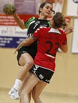 Handball, WHA, SG Witasek Krnten vs SSV Dornbirn. Bild zeigt: Maria Eugenia Musalem Araos (SG Witasek) und Michaela Lindner (SSV Dornbirn) pressefotos, sportfoto, sportfotos, krnten, kaernten, pressefoto, oskar, hher, wolfgang, jannach, sport, wirtschaft, kultur, politik, innenpolitik, auenpolitik, lokal, chronik, fotos, fotografie, fotographie, canon, eos, 1d, mark IV, mark 4, fotopool, powerpixx, hherfoto, hoeherfoto, klagenfurt, villach, wolfsberg, spittal, feldkirchen, vlkermarkt, voelkermarkt, lienz, osttirol, hermagor, archiv, fotoarchiv, photo, photoarchiv, kleine, zeitung, kleinzeitung, ktz, krntner tages zeitung, krntner woche, krntner, woche, kronen zeitung, krone, kronen, zeitung, sportfotographie, sportfotografie, kurier, krntner monat, monatsmagazin, tageszeitung, wochenzeitung, gratiszeitung, fuball, fussball, eishockey, icehockey, tennis, basketball, handball, volleyball, beachvolleyball, schi, ski, ski alpin, ski nordisch, schi nordisch, nordisch, langlaufen, schispringen, skispringen, biathlon