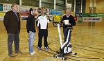 Handball, WHA, SG Witasek Krnten vs SSV Dornbirn. Bild zeigt Intersport Gewinnspiel mit Prsident Peter Witasek (SG Witasek). pressefotos, sportfoto, sportfotos, krnten, kaernten, pressefoto, oskar, hher, wolfgang, jannach, sport, wirtschaft, kultur, politik, innenpolitik, auenpolitik, lokal, chronik, fotos, fotografie, fotographie, canon, eos, 1d, mark IV, mark 4, fotopool, powerpixx, hherfoto, hoeherfoto, klagenfurt, villach, wolfsberg, spittal, feldkirchen, vlkermarkt, voelkermarkt, lienz, osttirol, hermagor, archiv, fotoarchiv, photo, photoarchiv, kleine, zeitung, kleinzeitung, ktz, krntner tages zeitung, krntner woche, krntner, woche, kronen zeitung, krone, kronen, zeitung, sportfotographie, sportfotografie, kurier, krntner monat, monatsmagazin, tageszeitung, wochenzeitung, gratiszeitung, fuball, fussball, eishockey, icehockey, tennis, basketball, handball, volleyball, beachvolleyball, schi, ski, ski alpin, ski nordisch, schi nordisch, nordisch, langlaufen, schispringen, skispringen, biathlon