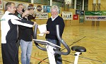 Handball, WHA, SG Witasek Krnten vs SSV Dornbirn. Bild zeigt Intersport Gewinnspiel mit Prsident Peter Witasek (SG Witasek). pressefotos, sportfoto, sportfotos, krnten, kaernten, pressefoto, oskar, hher, wolfgang, jannach, sport, wirtschaft, kultur, politik, innenpolitik, auenpolitik, lokal, chronik, fotos, fotografie, fotographie, canon, eos, 1d, mark IV, mark 4, fotopool, powerpixx, hherfoto, hoeherfoto, klagenfurt, villach, wolfsberg, spittal, feldkirchen, vlkermarkt, voelkermarkt, lienz, osttirol, hermagor, archiv, fotoarchiv, photo, photoarchiv, kleine, zeitung, kleinzeitung, ktz, krntner tages zeitung, krntner woche, krntner, woche, kronen zeitung, krone, kronen, zeitung, sportfotographie, sportfotografie, kurier, krntner monat, monatsmagazin, tageszeitung, wochenzeitung, gratiszeitung, fuball, fussball, eishockey, icehockey, tennis, basketball, handball, volleyball, beachvolleyball, schi, ski, ski alpin, ski nordisch, schi nordisch, nordisch, langlaufen, schispringen, skispringen, biathlon