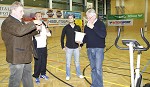 Handball, WHA, SG Witasek Krnten vs SSV Dornbirn. Bild zeigt Intersport Gewinnspiel mit Prsident Peter Witasek (SG Witasek). pressefotos, sportfoto, sportfotos, krnten, kaernten, pressefoto, oskar, hher, wolfgang, jannach, sport, wirtschaft, kultur, politik, innenpolitik, auenpolitik, lokal, chronik, fotos, fotografie, fotographie, canon, eos, 1d, mark IV, mark 4, fotopool, powerpixx, hherfoto, hoeherfoto, klagenfurt, villach, wolfsberg, spittal, feldkirchen, vlkermarkt, voelkermarkt, lienz, osttirol, hermagor, archiv, fotoarchiv, photo, photoarchiv, kleine, zeitung, kleinzeitung, ktz, krntner tages zeitung, krntner woche, krntner, woche, kronen zeitung, krone, kronen, zeitung, sportfotographie, sportfotografie, kurier, krntner monat, monatsmagazin, tageszeitung, wochenzeitung, gratiszeitung, fuball, fussball, eishockey, icehockey, tennis, basketball, handball, volleyball, beachvolleyball, schi, ski, ski alpin, ski nordisch, schi nordisch, nordisch, langlaufen, schispringen, skispringen, biathlon