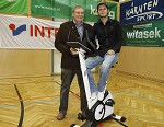 Handball, WHA, SG Witasek Krnten vs SSV Dornbirn. Bild zeigt Intersport Gewinnspiel mit Prsident Peter Witasek (SG Witasek). pressefotos, sportfoto, sportfotos, krnten, kaernten, pressefoto, oskar, hher, wolfgang, jannach, sport, wirtschaft, kultur, politik, innenpolitik, auenpolitik, lokal, chronik, fotos, fotografie, fotographie, canon, eos, 1d, mark IV, mark 4, fotopool, powerpixx, hherfoto, hoeherfoto, klagenfurt, villach, wolfsberg, spittal, feldkirchen, vlkermarkt, voelkermarkt, lienz, osttirol, hermagor, archiv, fotoarchiv, photo, photoarchiv, kleine, zeitung, kleinzeitung, ktz, krntner tages zeitung, krntner woche, krntner, woche, kronen zeitung, krone, kronen, zeitung, sportfotographie, sportfotografie, kurier, krntner monat, monatsmagazin, tageszeitung, wochenzeitung, gratiszeitung, fuball, fussball, eishockey, icehockey, tennis, basketball, handball, volleyball, beachvolleyball, schi, ski, ski alpin, ski nordisch, schi nordisch, nordisch, langlaufen, schispringen, skispringen, biathlon