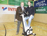 Handball, WHA, SG Witasek Krnten vs SSV Dornbirn. Bild zeigt Intersport Gewinnspiel mit Prsident Peter Witasek (SG Witasek). pressefotos, sportfoto, sportfotos, krnten, kaernten, pressefoto, oskar, hher, wolfgang, jannach, sport, wirtschaft, kultur, politik, innenpolitik, auenpolitik, lokal, chronik, fotos, fotografie, fotographie, canon, eos, 1d, mark IV, mark 4, fotopool, powerpixx, hherfoto, hoeherfoto, klagenfurt, villach, wolfsberg, spittal, feldkirchen, vlkermarkt, voelkermarkt, lienz, osttirol, hermagor, archiv, fotoarchiv, photo, photoarchiv, kleine, zeitung, kleinzeitung, ktz, krntner tages zeitung, krntner woche, krntner, woche, kronen zeitung, krone, kronen, zeitung, sportfotographie, sportfotografie, kurier, krntner monat, monatsmagazin, tageszeitung, wochenzeitung, gratiszeitung, fuball, fussball, eishockey, icehockey, tennis, basketball, handball, volleyball, beachvolleyball, schi, ski, ski alpin, ski nordisch, schi nordisch, nordisch, langlaufen, schispringen, skispringen, biathlon