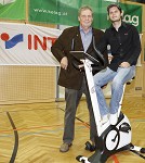 Handball, WHA, SG Witasek Krnten vs SSV Dornbirn. Bild zeigt Intersport Gewinnspiel mit Prsident Peter Witasek (SG Witasek). pressefotos, sportfoto, sportfotos, krnten, kaernten, pressefoto, oskar, hher, wolfgang, jannach, sport, wirtschaft, kultur, politik, innenpolitik, auenpolitik, lokal, chronik, fotos, fotografie, fotographie, canon, eos, 1d, mark IV, mark 4, fotopool, powerpixx, hherfoto, hoeherfoto, klagenfurt, villach, wolfsberg, spittal, feldkirchen, vlkermarkt, voelkermarkt, lienz, osttirol, hermagor, archiv, fotoarchiv, photo, photoarchiv, kleine, zeitung, kleinzeitung, ktz, krntner tages zeitung, krntner woche, krntner, woche, kronen zeitung, krone, kronen, zeitung, sportfotographie, sportfotografie, kurier, krntner monat, monatsmagazin, tageszeitung, wochenzeitung, gratiszeitung, fuball, fussball, eishockey, icehockey, tennis, basketball, handball, volleyball, beachvolleyball, schi, ski, ski alpin, ski nordisch, schi nordisch, nordisch, langlaufen, schispringen, skispringen, biathlon