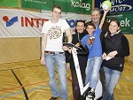 Handball, WHA, SG Witasek Krnten vs SSV Dornbirn. Bild zeigt Preistrger des Intersport Gewinnspiel mit Prsident Peter Witasek (SG Witasek). pressefotos, sportfoto, sportfotos, krnten, kaernten, pressefoto, oskar, hher, wolfgang, jannach, sport, wirtschaft, kultur, politik, innenpolitik, auenpolitik, lokal, chronik, fotos, fotografie, fotographie, canon, eos, 1d, mark IV, mark 4, fotopool, powerpixx, hherfoto, hoeherfoto, klagenfurt, villach, wolfsberg, spittal, feldkirchen, vlkermarkt, voelkermarkt, lienz, osttirol, hermagor, archiv, fotoarchiv, photo, photoarchiv, kleine, zeitung, kleinzeitung, ktz, krntner tages zeitung, krntner woche, krntner, woche, kronen zeitung, krone, kronen, zeitung, sportfotographie, sportfotografie, kurier, krntner monat, monatsmagazin, tageszeitung, wochenzeitung, gratiszeitung, fuball, fussball, eishockey, icehockey, tennis, basketball, handball, volleyball, beachvolleyball, schi, ski, ski alpin, ski nordisch, schi nordisch, nordisch, langlaufen, schispringen, skispringen, biathlon