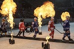 (c) 2014 - Winterclassic, Eishockey, KAC gegen VSV, Wrthersee Stadion Klagenfurt, das Spiel. - Bild zeigt: Lindi, Eric Hunter (VSV), Jamie Lundmark (KAC) und Patrick Platzer (VSV). pressefotos, sportfoto, sportfotos, krnten, kaernten, pressefoto, oskar, hher, wolfgang, jannach, sport, wirtschaft, kultur, politik, innenpolitik, auenpolitik, lokal, chronik, fotos, fotografie, fotographie, canon, eos, 1d, mark IV, mark 4, fotopool, powerpixx, hherfoto, hoeherfoto, klagenfurt, villach, wolfsberg, spittal, feldkirchen, vlkermarkt, voelkermarkt, lienz, osttirol, hermagor, archiv, fotoarchiv, photo, photoarchiv, kleine, zeitung, kleinzeitung, ktz, krntner tages zeitung, krntner woche, krntner, woche, kronen zeitung, krone, kronen, zeitung, sportfotographie, sportfotografie, kurier, krntner monat, monatsmagazin, tageszeitung, wochenzeitung, gratiszeitung, fuball, fussball, eishockey, icehockey, tennis, basketball, handball, volleyball, beachvolleyball, schi, ski, ski alpin, ski nordisch, schi nordisch, nordisch, langlaufen, schispringen, skispringen, biathlon