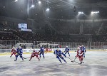 (c) 2015 - Winterclassic, Eishockey, KAC gegen VSV, Wrthersee Stadion Klagenfurt, das Spiel. - Bild zeigt: Stefan Bacher (VSV), Jasopn Desantis (KAC), Geoff Waugh (VSV) und Daniel Ban (KAC). pressefotos, sportfoto, sportfotos, krnten, kaernten, pressefoto, oskar, hher, wolfgang, jannach, sport, wirtschaft, kultur, politik, innenpolitik, auenpolitik, lokal, chronik, fotos, fotografie, fotographie, canon, eos, 1d, mark IV, mark 4, fotopool, powerpixx, hherfoto, hoeherfoto, klagenfurt, villach, wolfsberg, spittal, feldkirchen, vlkermarkt, voelkermarkt, lienz, osttirol, hermagor, archiv, fotoarchiv, photo, photoarchiv, kleine, zeitung, kleinzeitung, ktz, krntner tages zeitung, krntner woche, krntner, woche, kronen zeitung, krone, kronen, zeitung, sportfotographie, sportfotografie, kurier, krntner monat, monatsmagazin, tageszeitung, wochenzeitung, gratiszeitung, fuball, fussball, eishockey, icehockey, tennis, basketball, handball, volleyball, beachvolleyball, schi, ski, ski alpin, ski nordisch, schi nordisch, nordisch, langlaufen, schispringen, skispringen, biathlon