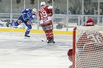 (c) 2015 - Winterclassic, Eishockey, KAC gegen VSV, Wrthersee Stadion Klagenfurt, das Spiel. - Bild zeigt: Gerhard Unterluggauer (VSV) und Stefan Geier (KAC). pressefotos, sportfoto, sportfotos, krnten, kaernten, pressefoto, oskar, hher, wolfgang, jannach, sport, wirtschaft, kultur, politik, innenpolitik, auenpolitik, lokal, chronik, fotos, fotografie, fotographie, canon, eos, 1d, mark IV, mark 4, fotopool, powerpixx, hherfoto, hoeherfoto, klagenfurt, villach, wolfsberg, spittal, feldkirchen, vlkermarkt, voelkermarkt, lienz, osttirol, hermagor, archiv, fotoarchiv, photo, photoarchiv, kleine, zeitung, kleinzeitung, ktz, krntner tages zeitung, krntner woche, krntner, woche, kronen zeitung, krone, kronen, zeitung, sportfotographie, sportfotografie, kurier, krntner monat, monatsmagazin, tageszeitung, wochenzeitung, gratiszeitung, fuball, fussball, eishockey, icehockey, tennis, basketball, handball, volleyball, beachvolleyball, schi, ski, ski alpin, ski nordisch, schi nordisch, nordisch, langlaufen, schispringen, skispringen, biathlon