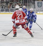 (c) 2015 - Winterclassic, Eishockey, KAC gegen VSV, Wrthersee Stadion Klagenfurt, das Spiel. - Bild zeigt: Thomas Hundertpfund (KAC) und Rodney Jarrett (VSV). pressefotos, sportfoto, sportfotos, krnten, kaernten, pressefoto, oskar, hher, wolfgang, jannach, sport, wirtschaft, kultur, politik, innenpolitik, auenpolitik, lokal, chronik, fotos, fotografie, fotographie, canon, eos, 1d, mark IV, mark 4, fotopool, powerpixx, hherfoto, hoeherfoto, klagenfurt, villach, wolfsberg, spittal, feldkirchen, vlkermarkt, voelkermarkt, lienz, osttirol, hermagor, archiv, fotoarchiv, photo, photoarchiv, kleine, zeitung, kleinzeitung, ktz, krntner tages zeitung, krntner woche, krntner, woche, kronen zeitung, krone, kronen, zeitung, sportfotographie, sportfotografie, kurier, krntner monat, monatsmagazin, tageszeitung, wochenzeitung, gratiszeitung, fuball, fussball, eishockey, icehockey, tennis, basketball, handball, volleyball, beachvolleyball, schi, ski, ski alpin, ski nordisch, schi nordisch, nordisch, langlaufen, schispringen, skispringen, biathlon