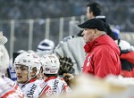 (c) 2015 - Winterclassic, Eishockey, KAC gegen VSV, Wrthersee Stadion Klagenfurt, das Spiel. - Bild zeigt: Trainer Doug Mason (KAC). pressefotos, sportfoto, sportfotos, krnten, kaernten, pressefoto, oskar, hher, wolfgang, jannach, sport, wirtschaft, kultur, politik, innenpolitik, auenpolitik, lokal, chronik, fotos, fotografie, fotographie, canon, eos, 1d, mark IV, mark 4, fotopool, powerpixx, hherfoto, hoeherfoto, klagenfurt, villach, wolfsberg, spittal, feldkirchen, vlkermarkt, voelkermarkt, lienz, osttirol, hermagor, archiv, fotoarchiv, photo, photoarchiv, kleine, zeitung, kleinzeitung, ktz, krntner tages zeitung, krntner woche, krntner, woche, kronen zeitung, krone, kronen, zeitung, sportfotographie, sportfotografie, kurier, krntner monat, monatsmagazin, tageszeitung, wochenzeitung, gratiszeitung, fuball, fussball, eishockey, icehockey, tennis, basketball, handball, volleyball, beachvolleyball, schi, ski, ski alpin, ski nordisch, schi nordisch, nordisch, langlaufen, schispringen, skispringen, biathlon