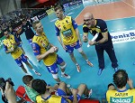 (c) 2014 - Sportpark Klagenfurt, Volleyball Champions League, Aich/Dob gegen Olympiacos Piraeus. - Bild zeigt: Trainer Bogdan Kotnik (Aich Dob) und Spieler. pressefotos, sportfoto, sportfotos, krnten, kaernten, pressefoto, oskar, hher, wolfgang, jannach, sport, wirtschaft, kultur, politik, innenpolitik, auenpolitik, lokal, chronik, fotos, fotografie, fotographie, canon, eos, 1d, mark IV, mark 4, fotopool, powerpixx, hherfoto, hoeherfoto, klagenfurt, villach, wolfsberg, spittal, feldkirchen, vlkermarkt, voelkermarkt, lienz, osttirol, hermagor, archiv, fotoarchiv, photo, photoarchiv, kleine, zeitung, kleinzeitung, ktz, krntner tages zeitung, krntner woche, krntner, woche, kronen zeitung, krone, kronen, zeitung, sportfotographie, sportfotografie, kurier, krntner monat, monatsmagazin, tageszeitung, wochenzeitung, gratiszeitung, fuball, fussball, eishockey, icehockey, tennis, basketball, handball, volleyball, beachvolleyball, schi, ski, ski alpin, ski nordisch, schi nordisch, nordisch, langlaufen, schispringen, skispringen, biathlon