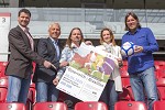 (c) 2015 - Sportpark Klagenfurt, Fuballturnier U16, sterreich gegen Brasilien. - Bild zeigt: Daniel Greiner (Sportpark), Brgermeister Walter Hartlieb (Hermagor), Gert Unterkfler (Sportpark), Marie Terpetschnig (Regionalmedien) und Max Primus (Intersport) pressefotos, sportfoto, sportfotos, krnten, kaernten, pressefoto, oskar, hher, wolfgang, jannach, sport, wirtschaft, kultur, politik, innenpolitik, auenpolitik, lokal, chronik, fotos, fotografie, fotographie, canon, eos, 1d, mark IV, mark 4, fotopool, powerpixx, hherfoto, hoeherfoto, klagenfurt, villach, wolfsberg, spittal, feldkirchen, vlkermarkt, voelkermarkt, lienz, osttirol, hermagor, archiv, fotoarchiv, photo, photoarchiv, kleine, zeitung, kleinzeitung, ktz, krntner tages zeitung, krntner woche, krntner, woche, kronen zeitung, krone, kronen, zeitung, sportfotographie, sportfotografie, kurier, krntner monat, monatsmagazin, tageszeitung, wochenzeitung, gratiszeitung, fuball, fussball, eishockey, icehockey, tennis, basketball, handball, volleyball, beachvolleyball, schi, ski, ski alpin, ski nordisch, schi nordisch, nordisch, langlaufen, schispringen, skispringen, biathlon