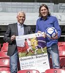 (c) 2015 - Sportpark Klagenfurt, Fuballturnier U16, sterreich gegen Brasilien. - Bild zeigt: Brgermeister Walter Hartlieb (Hermagor) und Max Primus (Intersport) pressefotos, sportfoto, sportfotos, krnten, kaernten, pressefoto, oskar, hher, wolfgang, jannach, sport, wirtschaft, kultur, politik, innenpolitik, auenpolitik, lokal, chronik, fotos, fotografie, fotographie, canon, eos, 1d, mark IV, mark 4, fotopool, powerpixx, hherfoto, hoeherfoto, klagenfurt, villach, wolfsberg, spittal, feldkirchen, vlkermarkt, voelkermarkt, lienz, osttirol, hermagor, archiv, fotoarchiv, photo, photoarchiv, kleine, zeitung, kleinzeitung, ktz, krntner tages zeitung, krntner woche, krntner, woche, kronen zeitung, krone, kronen, zeitung, sportfotographie, sportfotografie, kurier, krntner monat, monatsmagazin, tageszeitung, wochenzeitung, gratiszeitung, fuball, fussball, eishockey, icehockey, tennis, basketball, handball, volleyball, beachvolleyball, schi, ski, ski alpin, ski nordisch, schi nordisch, nordisch, langlaufen, schispringen, skispringen, biathlon