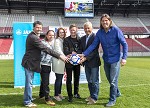 (c) 2015 - Sportpark Klagenfurt, Fuballturnier U16, sterreich gegen Brasilien. - Bild zeigt: Daniel Greiner (Sportpark), Gert Unterkfler (Sportpark), Marie Terpetschnig (Regionalmedien), Sportdirektor Arno Arthofer (Land Krnten), Brgermeister Walter Hartlieb (Hermagor) und Max Primus (Intersport) pressefotos, sportfoto, sportfotos, krnten, kaernten, pressefoto, oskar, hher, wolfgang, jannach, sport, wirtschaft, kultur, politik, innenpolitik, auenpolitik, lokal, chronik, fotos, fotografie, fotographie, canon, eos, 1d, mark IV, mark 4, fotopool, powerpixx, hherfoto, hoeherfoto, klagenfurt, villach, wolfsberg, spittal, feldkirchen, vlkermarkt, voelkermarkt, lienz, osttirol, hermagor, archiv, fotoarchiv, photo, photoarchiv, kleine, zeitung, kleinzeitung, ktz, krntner tages zeitung, krntner woche, krntner, woche, kronen zeitung, krone, kronen, zeitung, sportfotographie, sportfotografie, kurier, krntner monat, monatsmagazin, tageszeitung, wochenzeitung, gratiszeitung, fuball, fussball, eishockey, icehockey, tennis, basketball, handball, volleyball, beachvolleyball, schi, ski, ski alpin, ski nordisch, schi nordisch, nordisch, langlaufen, schispringen, skispringen, biathlon