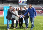 (c) 2015 - Sportpark Klagenfurt, Fuballturnier U16, sterreich gegen Brasilien. - Bild zeigt: Daniel Greiner (Sportpark), Gert Unterkfler (Sportpark), Marie Terpetschnig (Regionalmedien), Sportdirektor Arno Arthofer (Land Krnten), Brgermeister Walter Hartlieb (Hermagor) und Max Primus (Intersport) pressefotos, sportfoto, sportfotos, krnten, kaernten, pressefoto, oskar, hher, wolfgang, jannach, sport, wirtschaft, kultur, politik, innenpolitik, auenpolitik, lokal, chronik, fotos, fotografie, fotographie, canon, eos, 1d, mark IV, mark 4, fotopool, powerpixx, hherfoto, hoeherfoto, klagenfurt, villach, wolfsberg, spittal, feldkirchen, vlkermarkt, voelkermarkt, lienz, osttirol, hermagor, archiv, fotoarchiv, photo, photoarchiv, kleine, zeitung, kleinzeitung, ktz, krntner tages zeitung, krntner woche, krntner, woche, kronen zeitung, krone, kronen, zeitung, sportfotographie, sportfotografie, kurier, krntner monat, monatsmagazin, tageszeitung, wochenzeitung, gratiszeitung, fuball, fussball, eishockey, icehockey, tennis, basketball, handball, volleyball, beachvolleyball, schi, ski, ski alpin, ski nordisch, schi nordisch, nordisch, langlaufen, schispringen, skispringen, biathlon