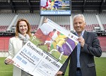 (c) 2015 - Sportpark Klagenfurt, Fuballturnier U16, sterreich gegen Brasilien. - Bild zeigt:Marie Terpetschnig (Regionalmedien) und Brgermeister Walter Hartlieb (Hermagor). pressefotos, sportfoto, sportfotos, krnten, kaernten, pressefoto, oskar, hher, wolfgang, jannach, sport, wirtschaft, kultur, politik, innenpolitik, auenpolitik, lokal, chronik, fotos, fotografie, fotographie, canon, eos, 1d, mark IV, mark 4, fotopool, powerpixx, hherfoto, hoeherfoto, klagenfurt, villach, wolfsberg, spittal, feldkirchen, vlkermarkt, voelkermarkt, lienz, osttirol, hermagor, archiv, fotoarchiv, photo, photoarchiv, kleine, zeitung, kleinzeitung, ktz, krntner tages zeitung, krntner woche, krntner, woche, kronen zeitung, krone, kronen, zeitung, sportfotographie, sportfotografie, kurier, krntner monat, monatsmagazin, tageszeitung, wochenzeitung, gratiszeitung, fuball, fussball, eishockey, icehockey, tennis, basketball, handball, volleyball, beachvolleyball, schi, ski, ski alpin, ski nordisch, schi nordisch, nordisch, langlaufen, schispringen, skispringen, biathlon